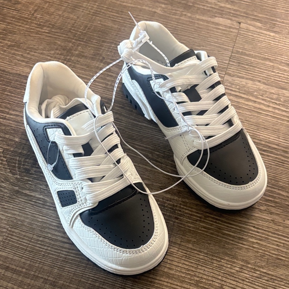 Link Monochrome Lace-Up Sneakers